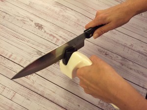 kitchen hack helthy voyager sharpen knives