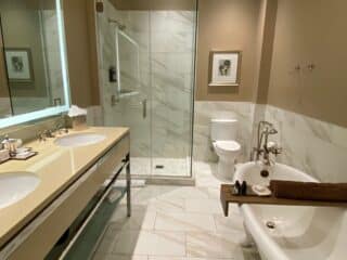 crawford-hotel-bathroom